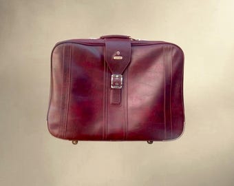 Vintage Samsonite suitcase on wheels in burgundy faux leather, made in Belgium - 1970s