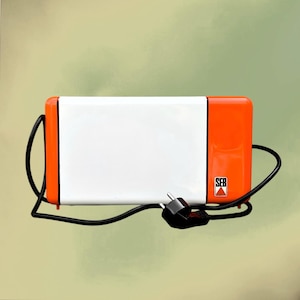 Op de afbeelding: Een rechthoekige broodrooster met een wit middenpaneel en feloranje zijpanelen. Het apparaat is voorzien van een zwart netsnoer met een standaardstekker en een klein vierkant logo aan de rechterkant met de letters SEB boven een rode driehoek.