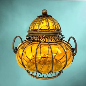 Snoepkom van amberkleurig geblazen glas en metaal – grote decoratieve pot, jaren 60