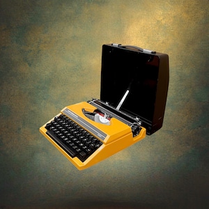 Peut inclure: Une machine à écrire portable jaune vif avec un clavier noir et un couvercle de mallette de transport noir assorti. La machine porte la marque Remington et le numéro de modèle 1050 imprimés en blanc sur le panneau avant au-dessus des touches.