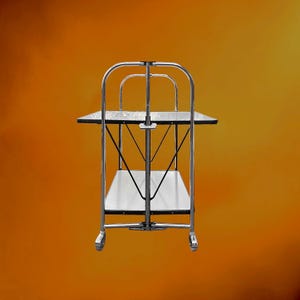 Puede incluir: Un carrito utilitario plegable con un marco de metal cromado brillante y dos estantes rectangulares blancos. La estructura incluye una barra de soporte vertical central, cables de refuerzo diagonales negros y cuatro ruedas giratorias.