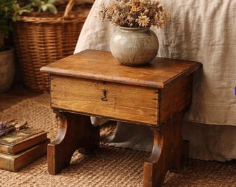 Piccolo baule/sgabello antico in legno massello - Arte popolare, inizio XX secolo