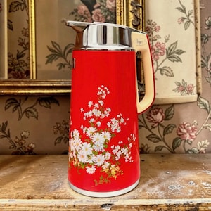 Puede incluir: Un letrero de madera rústica con el texto "Welcome to our porch" en letras blancas. El letrero presenta un acabado envejecido y un diseño sencillo y acogedor, ideal para la decoración exterior.