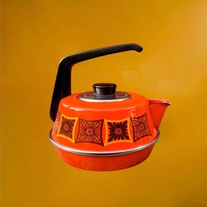 Vintage orangefarbener Emaille-Wasserkocher aus Blech mit Blumendekor – 1970er Jahre
