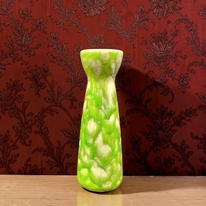 Peut inclure: Un vase décoratif vert citron, avec une base et un sommet évasés. Le vase présente un motif tacheté de blanc et de vert clair, créant un effet marbré. Idéal pour exposer des fleurs ou comme pièce d'accent.