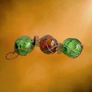 Flotador de pesca triple antiguo, vidrio soplado, cuerda de corcho marítima