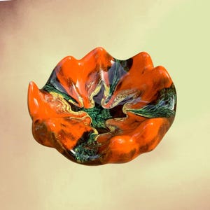 Ciotola in ceramica arancione, marrone, verde e gialla degli anni '70.