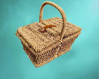 Cesta de picnic de mimbre y madera con cierre de cuero y forro de tartán, década de 1970.