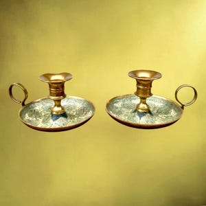 Par de castiçais Rat-de-Cave em latão esmaltado dourado com decoração em folhagem cloisonné - década de 1950