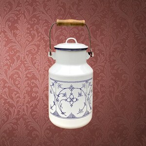 Puede incluir: Una lechera de esmalte blanco con un diseño floral azul. La lechera tiene un asa de madera y un asa de alambre metálico. La tapa es blanca con un borde azul. De estilo vintage.