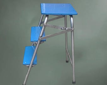 Escabeau pliant ancien en métal et bois peint bleu Années 60 70