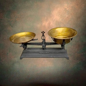 Peut inclure: Une balance à plateaux de style ancien avec une base en fonte gris foncé et deux coupelles en métal couleur laiton. La balance présente un support central vertical avec un pointeur décoratif et une barre horizontale reliant les deux bols.