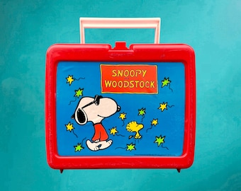 Fiambrera de Snoopy y Woodstock, termo de plástico rojo, década de 1970.