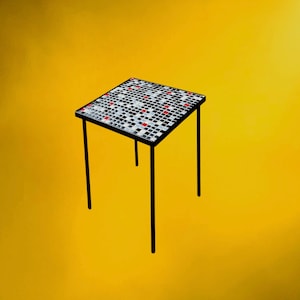 Peut inclure: Une table d'appoint carrée dotée d'un plateau en mosaïque composé de petits carreaux noirs, blancs, gris et rouges. La table est soutenue par quatre pieds fins et droits en métal noir qui s'étendent vers le bas depuis les coins du cadre.