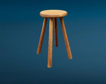 Antiker Hocker aus Massivholz mit vier Beinen, rustikal-minimalistischer Stil