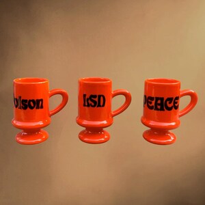 Trio av hippiemuggar i orange glaserad keramik med inskriptioner "Peace Poison LSD" - 1970-talet