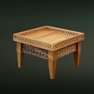 Tavolino basso in legno intagliato e traforato, stile orientalista – anni '50-'70