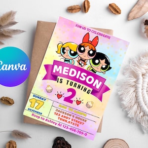 Puede incluir: Una colorida invitación de cumpleaños con las Supernenas. La invitación dice "Medison cumple 2 años" con detalles del evento. El diseño incluye un fondo degradado rosa y amarillo con elementos decorativos.
