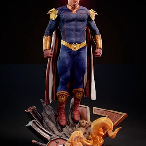 Peut inclure: Figurine détaillée d'un super-héros en costume bleu avec des détails dorés, une cape et des bottes rouges. La figurine est posée en l'air au-dessus d'une base détaillée avec un panneau stop et des flammes. Les yeux brillent en rouge.