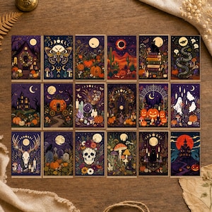 Peut inclure: Une collection de dix-huit cartes rectangulaires présentant des illustrations sombres et mystiques sur le thème des citrouilles, crânes, lunes, fantômes, chats et nature. Chaque carte affiche une scène détaillée aux tons violets, orange et noirs.