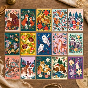 Peut inclure: Un ensemble de quinze cartes de vœux rectangulaires présentant des illustrations colorées d'animaux des bois, notamment des ours, renards, cerfs, écureuils, ratons laveurs, souris, hérissons, hiboux, loutres, orignaux, lynx, castors et lapins.