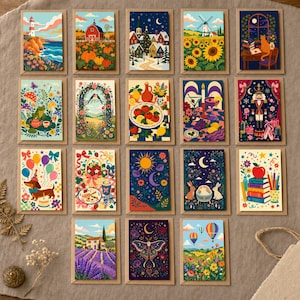 Könnte beinhalten: Eine Sammlung von siebzehn rechteckigen Grußkarten mit verschiedenen farbenfrohen Illustrationen, darunter ein Leuchtturm, ein Kürbisfeld, ein winterliches Dorf, Sonnenblumen, eine Katze, ein Frosch, ein Nussknacker, ein Dackel und ein Nachtfalter.