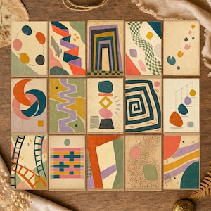 Peut inclure: Une collection de quinze cartes rectangulaires présentant divers motifs graphiques abstraits dans des tons sourds d'orange, bleu, vert, jaune et rose. Chaque carte affiche des formes géométriques, des motifs, des lignes et des textures uniques sur un fond crème.