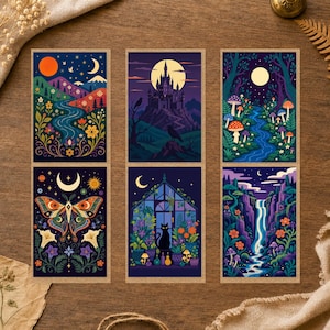 Peut inclure: Un ensemble de six impressions d'art rectangulaires présentant des illustrations colorées d'un paysage de montagne, d'un château sombre, d'une forêt avec des champignons, d'un grand papillon de nuit, d'une serre avec un chat noir et d'une cascade.