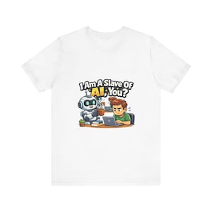 Pode incluir: Camiseta branca com uma ilustração de desenho animado e o texto "I Am A Slave Of AI, You?". O gráfico mostra um robô segurando uma xícara de café e uma pessoa trabalhando em um laptop, transmitindo o tema da tecnologia e inteligência artificial.