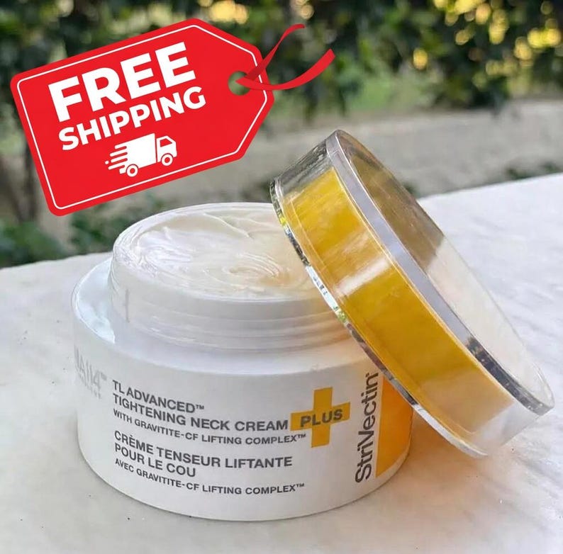 K&ouml;nnte beinhalten: Ein Tiegel TL Advanced Tightening Neck Cream Plus mit leicht ge&ouml;ffnetem Deckel. Der Tiegel ist wei&szlig; mit schwarzem Text und einem gelben Pluszeichen. Ein rotes Etikett mit "FREE SHIPPING" befindet sich im Hintergrund.