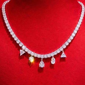 Peut inclure: Une tasse en céramique blanche avec une anse noire et le texte "But First, Coffee" en gras noir. La tasse est posée sur une surface en bois. La tasse mesure environ 10 cm de haut.