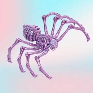 Puede incluir: Una escultura de araña morada metálica con diseño esquelético. La araña tiene ocho patas articuladas y un cuerpo detallado, sobre un fondo degradado rosa y azul. La escultura es un objeto decorativo.