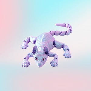 Puede incluir: Figura de gato esfinge de color lavanda con articulaciones, en posición de gateo. El gato tiene ojos rosas y está sobre un fondo degradado de tonos rosa y azul. La cola está segmentada.