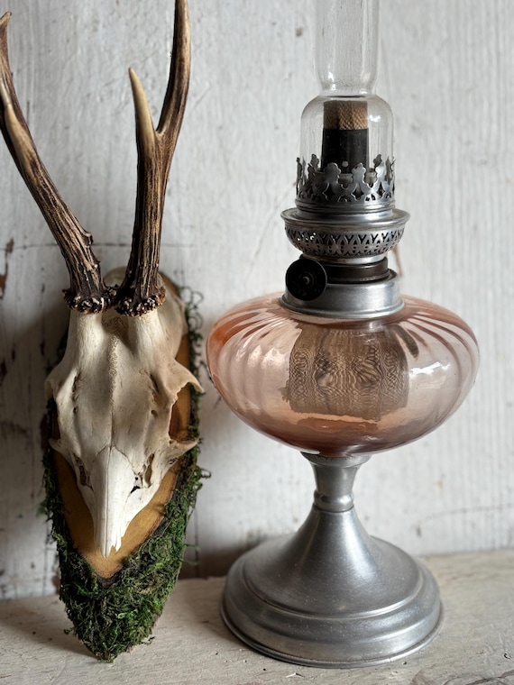 Antico Lume a petrolio con serbatoio vetro Rosa e camino a tubo, b&b decor