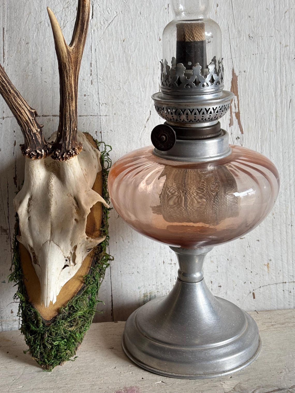 Antico Lume a petrolio con serbatoio vetro Rosa e camino a tubo, b&b decor, foto 4 di 5