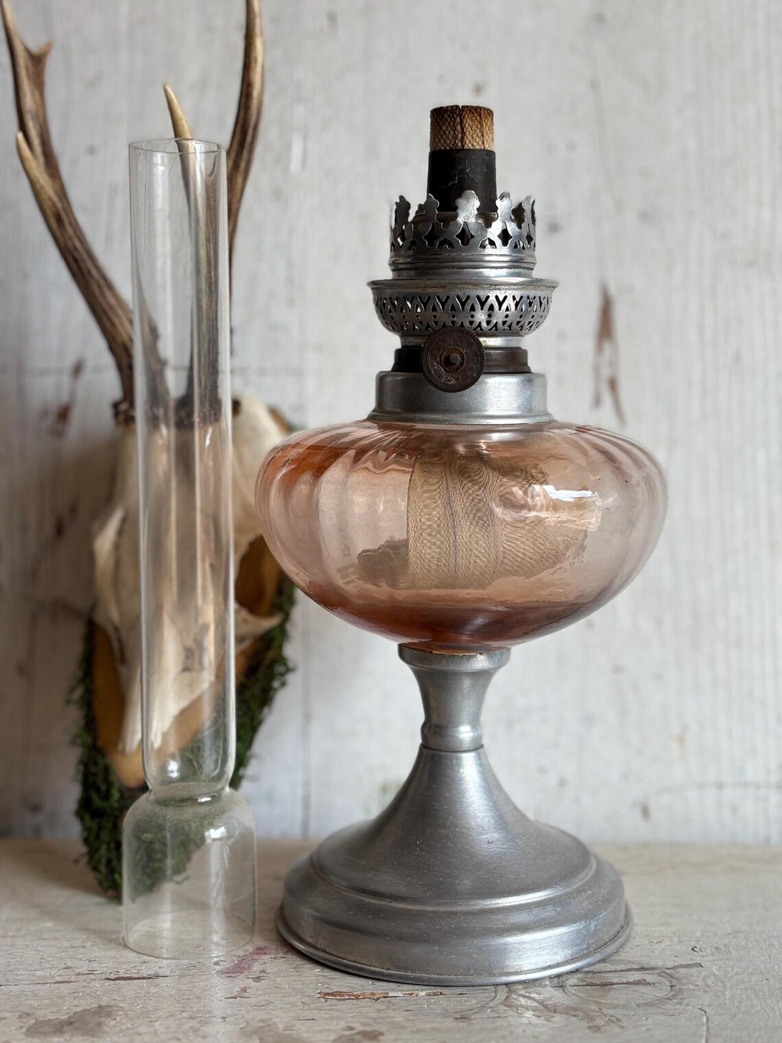 Antico Lume a petrolio con serbatoio vetro Rosa e camino a tubo, b&b decor, foto 3 di 5