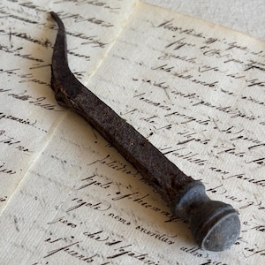 Antiker, großer, handgeschmiedeter Eisennagel mit Knauf, apotropäisch, 1 Stück