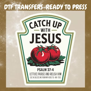 Peut inclure: Un transfert DTF avec un design de bouteille de ketchup qui dit "Catch Up With Jesus". L'image présente deux tomates rouges et le texte "Psaume 37:4" avec du texte religieux. Les mots "DTF TRANSFERS - READY TO PRESS" sont en haut.
