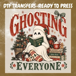 Może przedstawiać: Transfer DTF przedstawiający ducha w czapce Mikołaja czytającego książkę zatytułowaną Christmas Stories. Projekt zawiera udekorowaną choinkę, śpiącego kota, stos książek, kubek gorącej czekolady oraz napis GHOSTING EVERYONE.