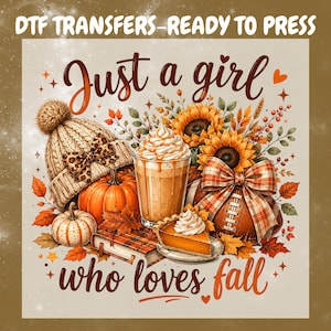 Peut inclure: Un transfert DTF avec le texte Just a girl who loves fall. Le motif comprend un bonnet en tricot beige avec un nœud léopard, des citrouilles, un café à la crème fouettée, des tournesols, une part de tarte à la citrouille et un ballon de football.