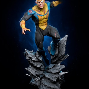 Puede incluir: Figura detallada de un superhéroe en una pose dinámica, de pie sobre una base rocosa. La figura está vestida con un traje azul y amarillo, con heridas y sangre visibles. El fondo es azul oscuro con efectos de iluminación sutiles.