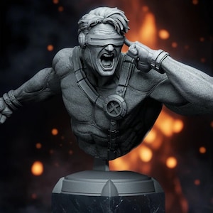 Puede incluir: Busto gris de una escultura de superhéroe con visera, gritando con la boca abierta. La escultura tiene un diseño detallado, con la mano del superhéroe tocando su cabeza. El busto está montado sobre un pedestal.
