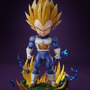 Puede incluir: Figura de Vegeta de Dragon Ball Z. La figura tiene cabello amarillo puntiagudo y una expresión decidida. Viste un traje azul y blanco, de pie sobre una base rocosa con efectos de energía amarilla y rayos azules.