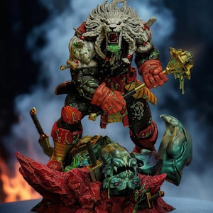 Puede incluir: Figura detallada de un guerrero con melena de león, empuñando una maza dorada. La figura está vestida con una armadura roja y negra, de pie sobre una formación rocosa roja con un monstruo derrotado. El guerrero tiene acentos verdes goteando.