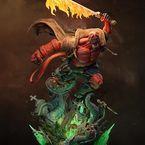 Puede incluir: Una detallada figura de Hellboy, un demonio de piel roja, empuñando una espada en llamas. Está posado dinámicamente sobre una base con criaturas monstruosas verdes y azules y cristales brillantes. La figura lleva pantalones cortos, un cinturón y una capa.