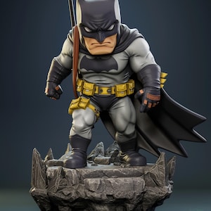 Puede incluir: Figura detallada de Batman en un diseño estilizado y caricaturesco. La figura es predominantemente gris y negra, con acentos amarillos en el cinturón de herramientas. Se alza sobre una base rocosa, con expresión severa y un arma en la espalda.
