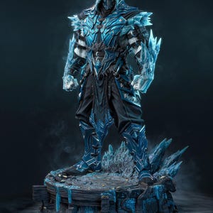 Puede incluir: Estatua detallada de un personaje con armadura azul y negra con capucha. La figura se encuentra sobre una base rocosa con formaciones de hielo. La armadura tiene diseños intrincados y detalles helados.