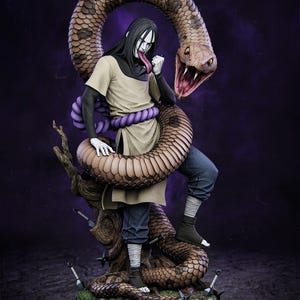 Puede incluir: Figura detallada de un personaje con pelo largo y negro, piel pálida y lengua larga, envuelto por una gran serpiente marrón. El personaje viste una túnica beige, mangas negras y pantalones azules. La cabeza de la serpiente está abierta, revelando sus colmillos.