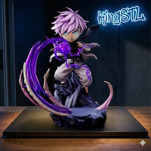 Op de afbeelding: Gedetailleerd beeldje van een anime-stijl karakter met lavendel haar en blauwe ogen, dynamisch geposeerd. De figuur is omgeven door een wervelend, paars energie-effect. De basis is een rotsachtige structuur en het beeldje staat op een zwart platform. Het neonbord op de achtergrond zegt "kingSTL".