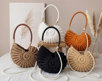 カスタム手作りかぎ針編みコンクシェルクロスボディバッグ（パール付き）、ボヘミアンクロスボディバッグフォンポーチ、結婚式や独身最後の旅行に最適な女性用ハングバッグ